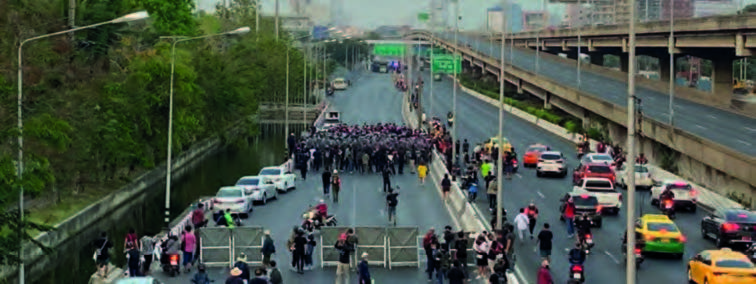 การเมืองบนถนนกับหนทางออก